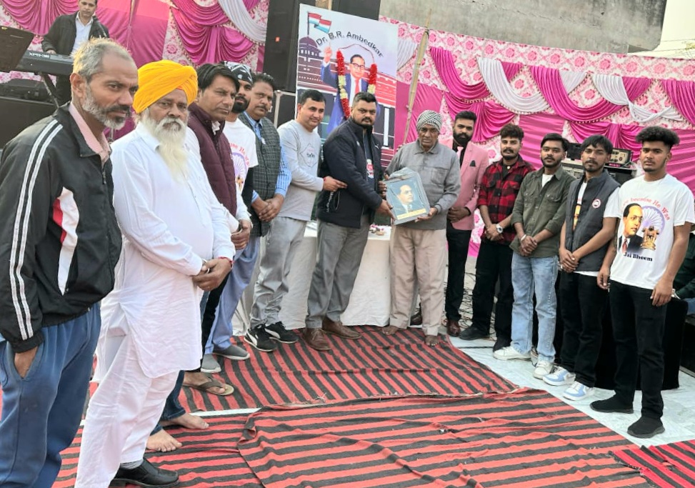 बाबा साहेब की पुण्य तिथि के मौके पर विक्की बहादुरके ने अपने गानों में बाबा साहेब के जीवन को गाया